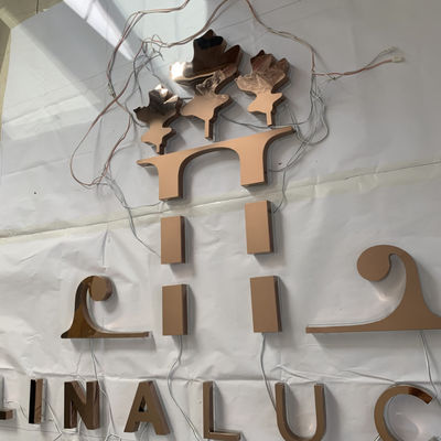 Soem belichtete Lichtschacht-Buchstaben unterzeichnet hintergrundbeleuchtete Hochglanzpolitur