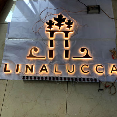 Soem belichtete Lichtschacht-Buchstaben unterzeichnet hintergrundbeleuchtete Hochglanzpolitur