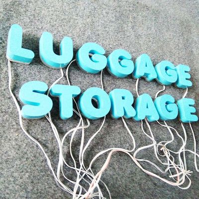 3D formen Farbfarben-Metallbuchstaben mit Licht-Werbung im Freien