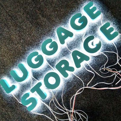 3D formen Farbfarben-Metallbuchstaben mit Licht-Werbung im Freien