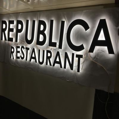 Soem-ODM-Plastikalphabet-Acrylleuchtzeichen-Speicher-vordere Werbung