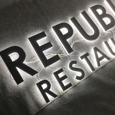 Soem-ODM-Plastikalphabet-Acrylleuchtzeichen-Speicher-vordere Werbung