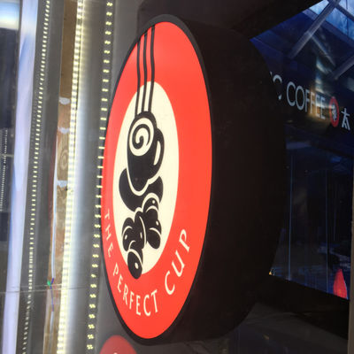 Aluminiumacrylkaffeestube-Namen-Zeichen-Leiterplattenentwurf-Wand-Berg