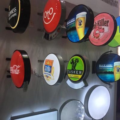 Geschäfts-Restaurant-Zeichen-Brett-Schwarz-Malerei-Doppeltes 12V LED im Freien versah mit Seiten