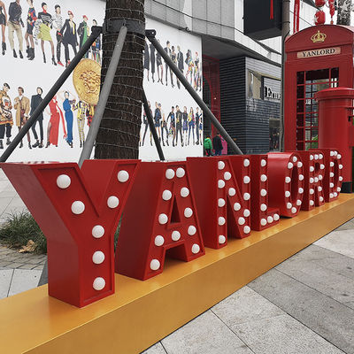 Belichtete riesige galvanisierende Festzelt-Buchstabe-Lichter im Freien