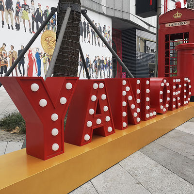 Belichtete riesige galvanisierende Festzelt-Buchstabe-Lichter im Freien