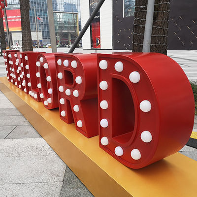 Belichtete riesige galvanisierende Festzelt-Buchstabe-Lichter im Freien