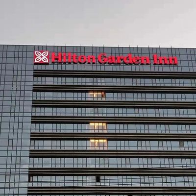 3-5mm errichtende Zeichen-UVfabrizierte Edelstahl-Acryldruckbuchstaben