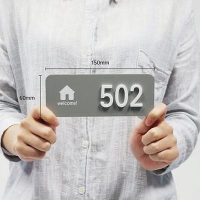 Inspirierend weiße Acrylalphabet-Buchstaben, die fabrizierte Acrylbuchstaben annoncieren