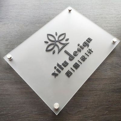 Inspirierend weiße Acrylalphabet-Buchstaben, die fabrizierte Acrylbuchstaben annoncieren