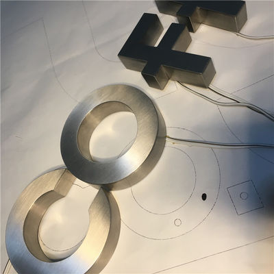 Harz-fertigten hintergrundbeleuchtete Kanal-acrylsauerbuchstaben gebürstetes chromiertes 12VDC besonders an