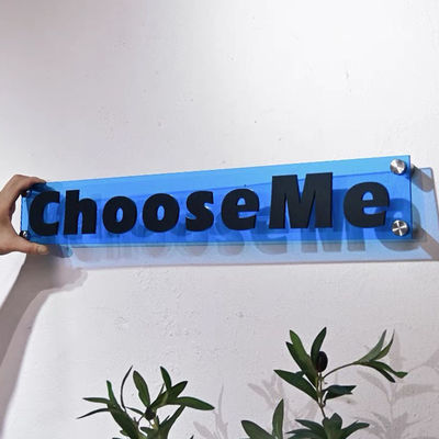 Inspirierend weiße Acrylalphabet-Buchstaben, die fabrizierte Acrylbuchstaben annoncieren