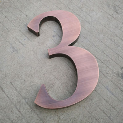 Buchstabe-Zeichen des Goldedelstahl-3D mit ausgezeichneten Enden asphaltieren Buchstabe-Zahlen