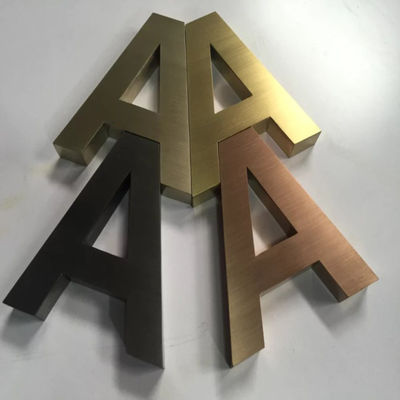 Buchstabe-Zeichen des Goldedelstahl-3D mit ausgezeichneten Enden asphaltieren Buchstabe-Zahlen