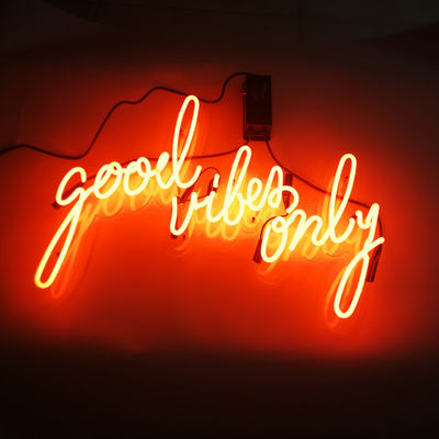 Kundenspezifische Leuchtreklame-gute Schwingungen der Stangen-Dekorations-10kv nur mit Acrylbrett