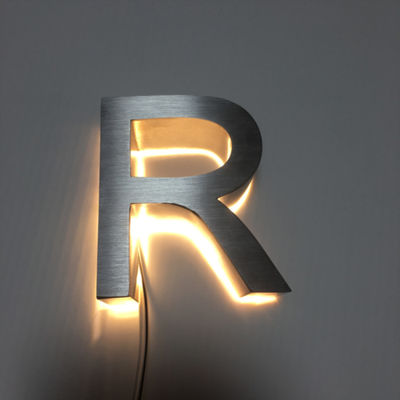 HIGHSPAN außerhalb des hintergrundbeleuchteten Kanal-Buchstabe-Zeichens für Firmennamen