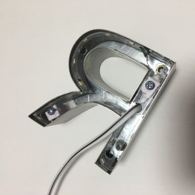 HIGHSPAN außerhalb des hintergrundbeleuchteten Kanal-Buchstabe-Zeichens für Firmennamen